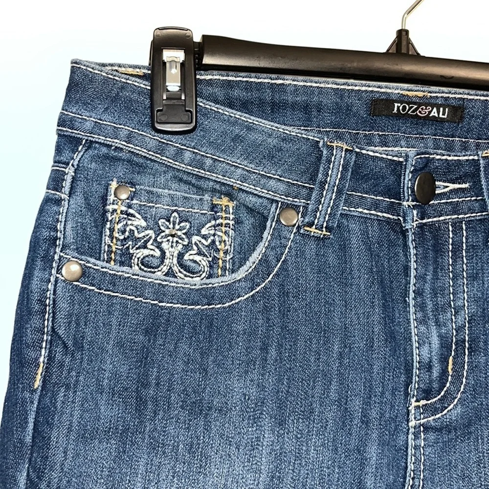 Roz&Ali Jean capris with design on front pocket and back pockets like new - Picture 2 of 5